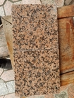 Polierter abgezogener Ahornblatt-roter Granit-Stein deckt für Wand mit Ziegeln