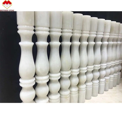 Standard- oder kundenspezifische Größe Weiß Onyx Marmor Alabaster Treppenbaluster für Luxushäuser
