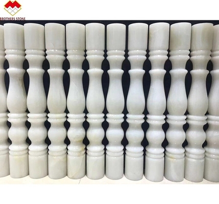 Standard- oder kundenspezifische Größe Weiß Onyx Marmor Alabaster Treppenbaluster für Luxushäuser