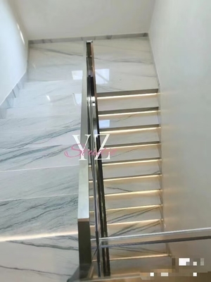 Moderner Küchenboden und Treppe Weiß mit grünen/grauen Venen Calacatta Marmor Buch-Match-Tischplatte
