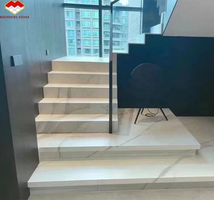 Gerade Treppe, rutschfeste Treppe, mit Sinterstein, große Platten aus Sonderbestand.