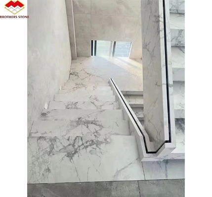Gerade Treppe, rutschfeste Treppe, mit Sinterstein, große Platten aus Sonderbestand.
