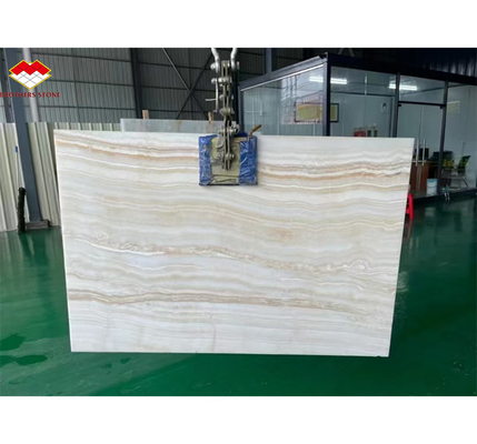 Polsterte, hinterleuchtete Onyx-Wandplatten und Arbeitsplatte in moderner weißer Steinform