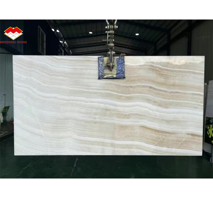 Polsterte, hinterleuchtete Onyx-Wandplatten und Arbeitsplatte in moderner weißer Steinform