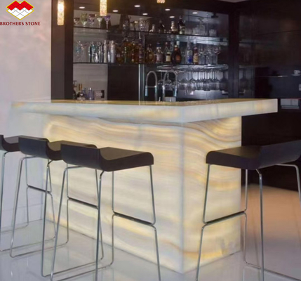Polsterte, hinterleuchtete Onyx-Wandplatten und Arbeitsplatte in moderner weißer Steinform