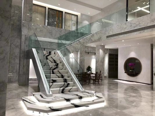 Moderne LED-Leuchte folgt rutschfeste Panda weiße Marmortreppe Fliesen Innenraum Natur Panda weiße Treppe Marmor mit Venen