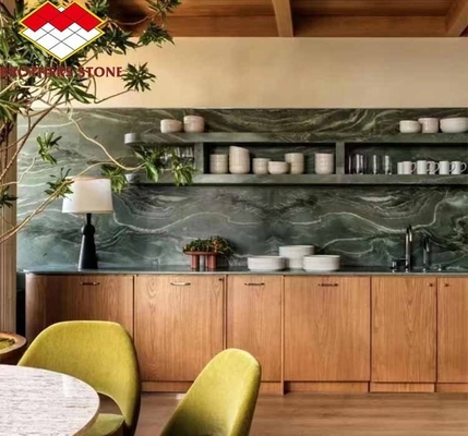 Moderner Hotel-Esstisch mit polierter grüner Marmoroberfläche und maßgeschneiderter Grafik