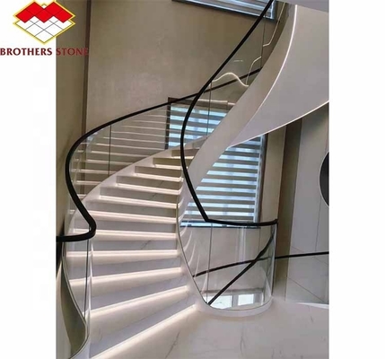 Natürliche Marmor-Spirale mit polierten, nach Maß geschnittenen Treppen und modernem Stil