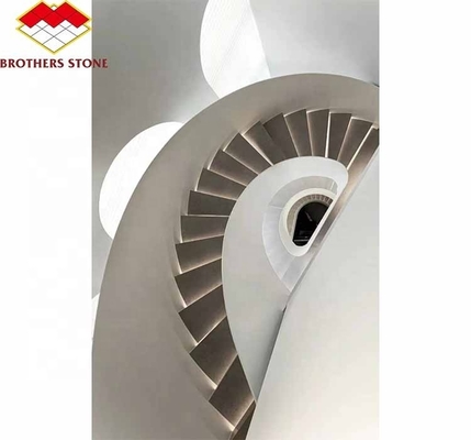 Natürliche Marmor-Spirale mit polierten, nach Maß geschnittenen Treppen und modernem Stil