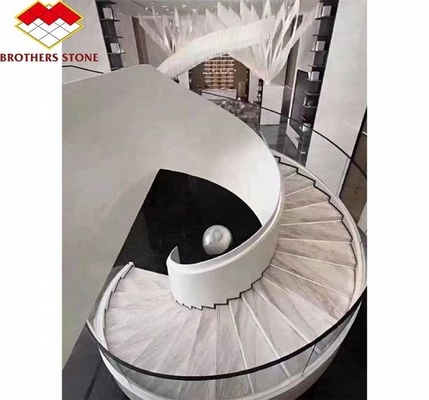 Hotel-Innenmarmortreppe mit modernem Spiralkurven-Design und Schnitt nach Maß