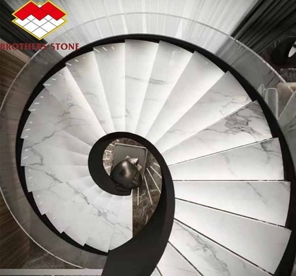 Hotel-Innenmarmortreppe mit modernem Spiralkurven-Design und Schnitt nach Maß