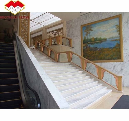 Modernes Design für Innenräume, Treppenstufen, Aufsteiger, Polster aus Naturstein