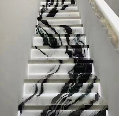 Innen Treppen-Schritt-Panel mit LED Panda Weißmarmor-Treads und Riser für Villa überprüft