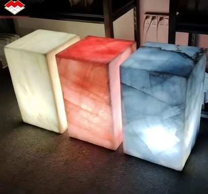 Moderne durchscheinende Kristallrosa Onyx-Slab-Steinlampen für Hintergrundwand