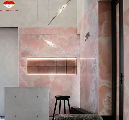 Moderne durchscheinende Kristallrosa Onyx-Slab-Steinlampen für Hintergrundwand
