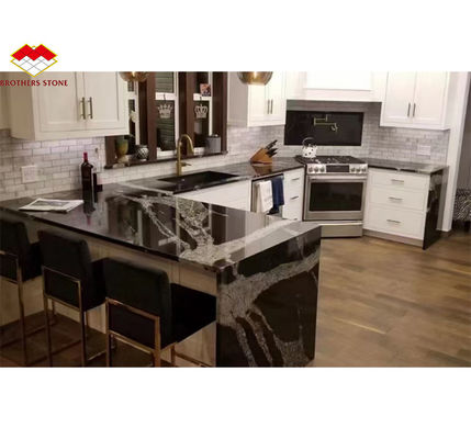 Moderne schwarze Küchentischplatte mit Schränken Stein Namen Tinte Impression Marmor Große Platte