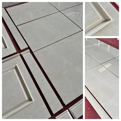 Leichte beige Marmorwand und Marmor-Schnitzkolonne für moderne Hintergrundanzeige