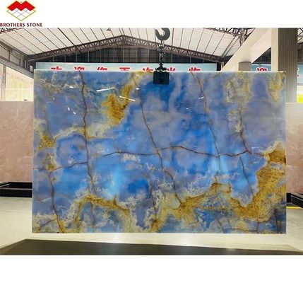 Natürliche durchsichtige blaue Onyx-Steinplatte für Fernsehgeräte Hintergrundwandplatte in goldenem Blau