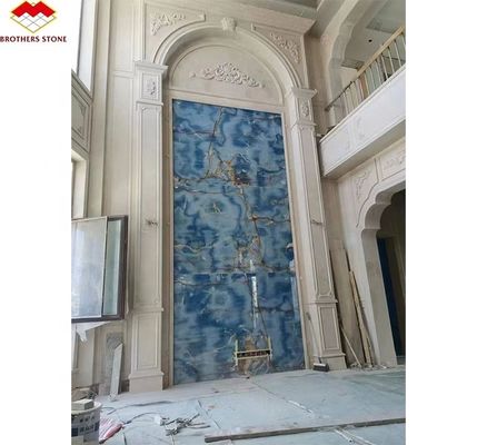 Natürliche durchsichtige blaue Onyx-Steinplatte für Fernsehgeräte Hintergrundwandplatte in goldenem Blau