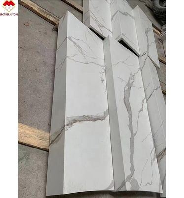 Weiß Schwarz Grau Gold Maßgeschneiderte Polierte Calacatta Marmor Aussehen Porzellan Fliesen Treppen