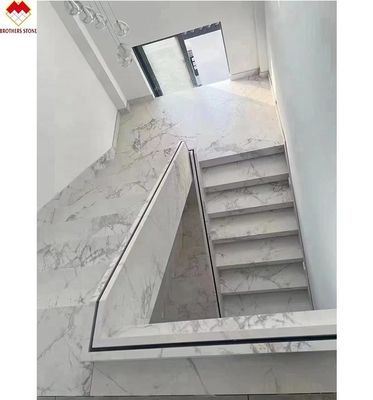 MOHS 6-7 Härte Weißer Marmor aussehen Porzellan Fliesen Treppen mit individuellem Design