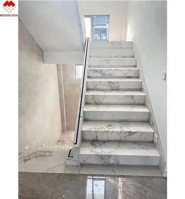 MOHS 6-7 Härte Weißer Marmor aussehen Porzellan Fliesen Treppen mit individuellem Design
