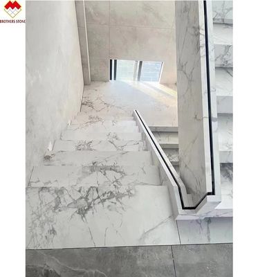 MOHS 6-7 Härte Weißer Marmor aussehen Porzellan Fliesen Treppen mit individuellem Design