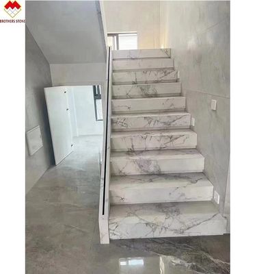 MOHS 6-7 Härte Weißer Marmor aussehen Porzellan Fliesen Treppen mit individuellem Design