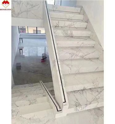 MOHS 6-7 Härte Weißer Marmor aussehen Porzellan Fliesen Treppen mit individuellem Design