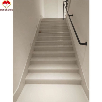 Maßgeschneiderte weiße Marmortreppe mit Riser Designs Glasgeländer im Spiral Design