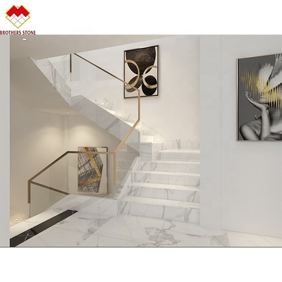 Maßgeschneiderte weiße Marmortreppe mit Riser Designs Glasgeländer im Spiral Design