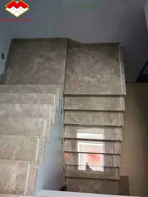 Maßgeschneiderte weiße Marmortreppe mit Riser Designs Glasgeländer im Spiral Design