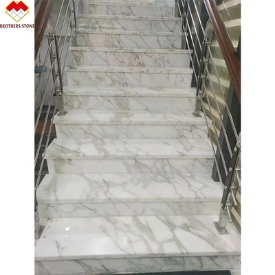 Maßgeschneiderte weiße Marmortreppe mit Riser Designs Glasgeländer im Spiral Design