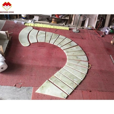 Luxuriöse moderne Innenräume Spiral- und gerade Onyx-Treppen Smaragdgrüner Lichtgrüner Onyx-Hintergrundbeleuchtung Innenraumstein für Treppenentwurf