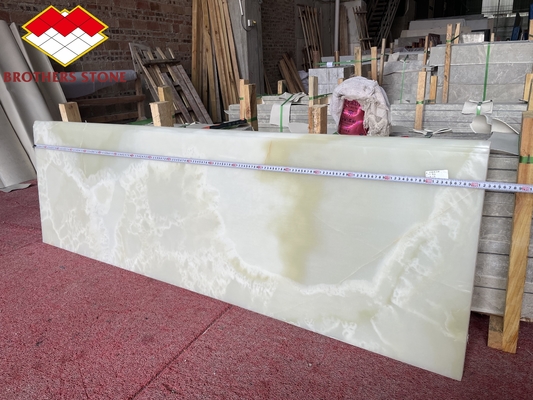 Naturstein-Treppenbau mit Smaragdgrüner Lichtgrüner Onyx-Hintergrundbeleuchtung