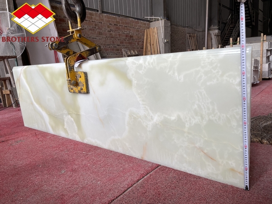 Naturstein-Treppenbau mit Smaragdgrüner Lichtgrüner Onyx-Hintergrundbeleuchtung
