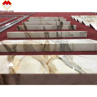 Polsterte Calacatta Goldtreppe in Italien Marmortreppen im modernen Luxus-Stein-Interieur