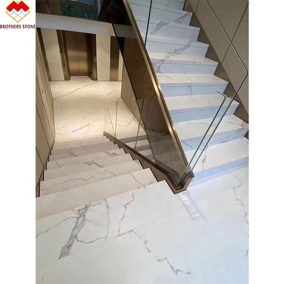 Europäisches Design Weißgrauer Korn Marmor geschnitzte Treppe Treppen und Treppenhalter Moderner Stil Gerade Stahl Dekorative Innenstufen
