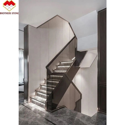 Europäisches Design Weißgrauer Korn Marmor geschnitzte Treppe Treppen und Treppenhalter Moderner Stil Gerade Stahl Dekorative Innenstufen