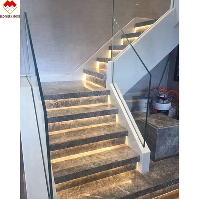 Europäisches Design Weißgrauer Korn Marmor geschnitzte Treppe Treppen und Treppenhalter Moderner Stil Gerade Stahl Dekorative Innenstufen