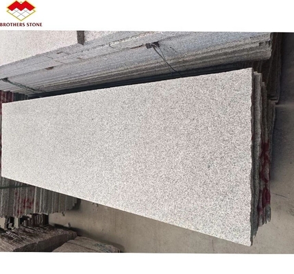 Chinesische Granit Luxus Outdoor Weiß Granit Schnitt-zu-Größe Flammen-Slabs für Fußboden und Treppen