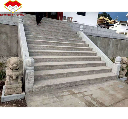 Chinesische Granit Luxus Outdoor Weiß Granit Schnitt-zu-Größe Flammen-Slabs für Fußboden und Treppen