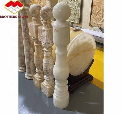 Moderne Onyx-Marmor-Säule aus poliertem Naturstein für Treppenpfeiler