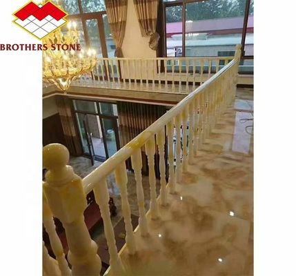 Stufenbefestigte Fußbodenbalustrade aus Onyx-Marmor und Weißmarmor
