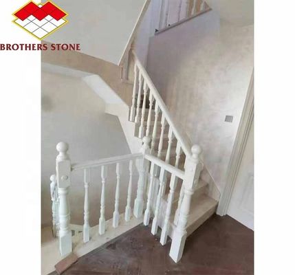 Stufenbefestigte Fußbodenbalustrade aus Onyx-Marmor und Weißmarmor