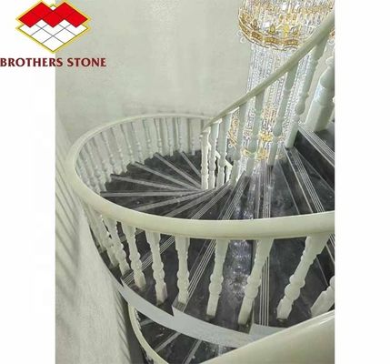 Stufenbefestigte Fußbodenbalustrade aus Onyx-Marmor und Weißmarmor