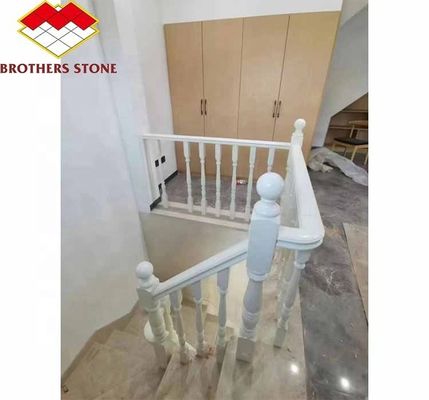 Stufenbefestigte Fußbodenbalustrade aus Onyx-Marmor und Weißmarmor