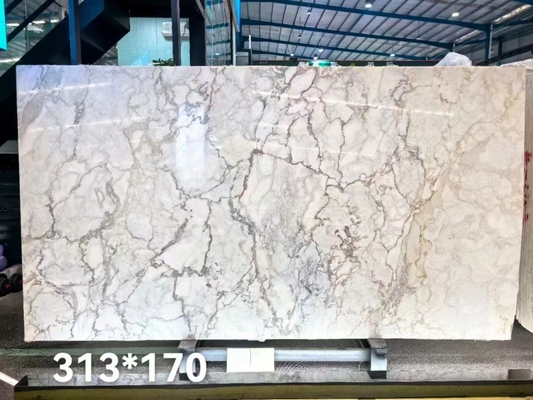 Steinform Große Platte Einzigartiges Gold Venen Calacatta Gold Marmor für Hotel Wandbedeckung