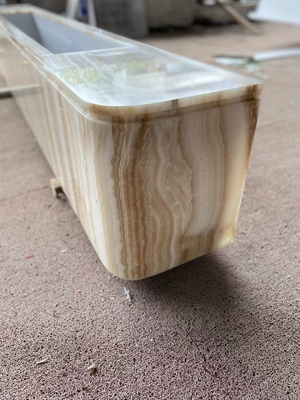 Maßgeschneiderter weißer Onyx-Marmor-TV-Tisch-Stand Set Holz-Look-Zentrumstisch mit weißen Holzvenen Elegante Wohnzimmermöbel