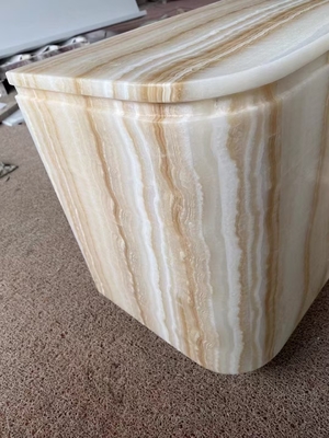 Maßgeschneiderter weißer Onyx-Marmor-TV-Tisch-Stand Set Holz-Look-Zentrumstisch mit weißen Holzvenen Elegante Wohnzimmermöbel